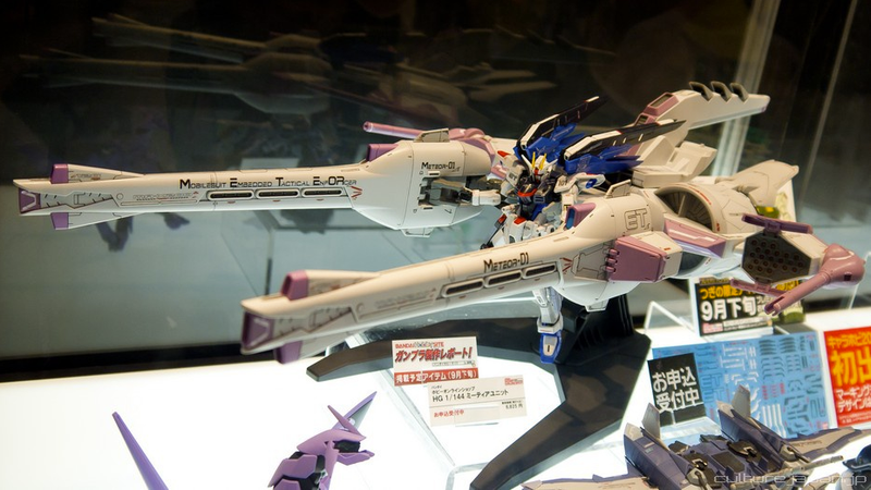 Illustration for article titled The World's Largest Gundam Box Is Pretty Damn Big